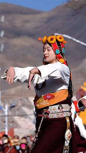 罗嘎瓦 on Instagram: "#ThePlateauStory：About Plateau Beauty 锦绣藏装娇影俏 翩跹舞步溢温良 Her fair form shines in brocade Tibetan dress Her graceful steps breathe kindness and finesse #nature #Tibetan #photography #Tibetanview #scenery #plateau #Xizang #landscape #藏地风光 #西藏"