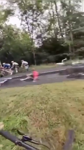 La terrible chute lors de la 5e étape du Critérium du Dauphiné... finalement neutralisée jusqu’à l’arrivée ! « Le vélo, partout & toujours ici ! » cyclismactu.net 📹X @keyshawn__bava #Cycling #Cyclisme #Crash #Dauphiné #criteriumdudauphine | Cyclism'Actu