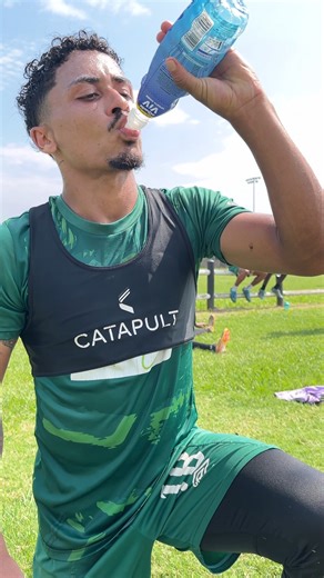 From the training ground to the derby grind — hydration is key 🔐 aQuellé ViV's latest drop is powering the playmakers 💧 #aQuellé #aQuelléViV #LetsMove #MoveToBerryBlue #HydrationBoost #SportsNutrition | AmaZulu FC