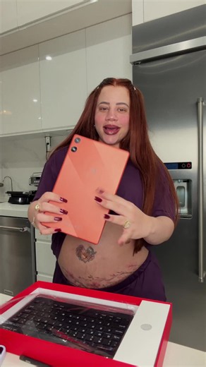 tablet Pritom color naranja, viene con teclado, mouse, lápiz y cargador incluidos. Se adapta como si fuera una laptop, tiene puerto tipo C y se le puede expandir la memoria. Es una opción económica para la escuela o las tareas del día a día. #tabletpritom #tabletparaniños #TikTokShopBlackFriday #TikTokShopCyberMonday #discoveryourgift