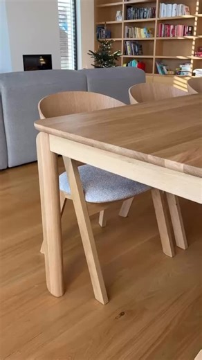 Masív, ktorý cítiš na prvý dotyk 🤍 🪵 Rozkladací stôl GOLF 🪑 Drevené kresielko BERGAMO Nadčasový dizajn, poctivé remeslo a pohodlie, ktoré zapadne do každého interiéru. | REMARK interiér