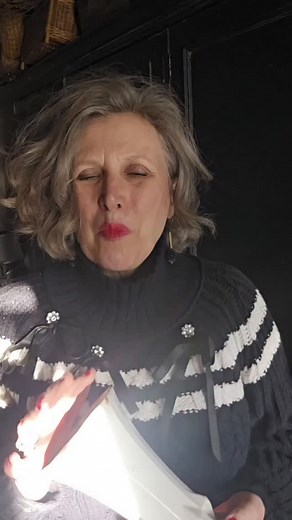 A life without flowers? Impossible. And a massive vase collection? Absolutely. Here are three of my favourite antique and vintage flower vessels. #louisasloot antique vases · vintage vases · flower arranging at home · english cottage style · collected home · interior styling #antiquevase #vintagevase #flowerarranging #englishcountrystyle #cottageinteriors #collectedhome #antiquesandvintage #vintagehomefinds #flowerlovers #interiorstyling #louisasloot | Starre Corner