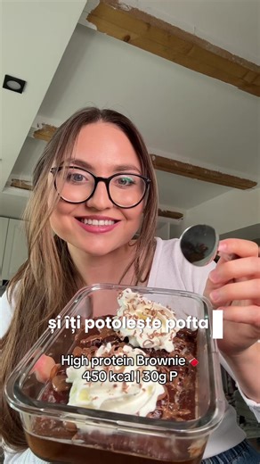 🍫Cea mai simplă prăjitură proteicã pe care o poti face din ovăz! Perfecta pentru micul dejun sau gustare - 450 kcal si 30g proteine Ingrediente pentru 2 portii: • 90g ovăz • 1 banana bine coapta • 2 ouă (mărimea M) • 1 capacel indulcitor 0 kcal • 1 cupă pudrã proteică cu aromă de ciocolată si caramel @myprotein ( cod ELISA pentru minim 37% reducere 🫶🏻) •200 ml lapte (poate fi vegetal sau normal) • 2 linguri cacao • 2 lingurite praf de copt 🔄Blenduieste totul până obtii o compozitie cremoasă 