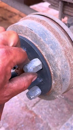 Brake hub removal tools for tricycles
