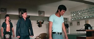 KARATE A MUERTE EN BANGKOK (1972) BRUCE LEE TERCERA PELÍCULA COMO ACTOR DE BRUCE LEE. SEGUNDA PELÍCULA COMO ACTOR DE JACKIE CHAN (Doble) BRUCE LEE LLEGABA A BANGKOK Y ENCUENTRA TRABAJO EN LA FÁBRICA DEL MR MI. PRONTO DESCUBRE QUE ÉSTE NEGOCIO ES UNA TAPADERA PARA ENCUBRIR UN TRÁFICO DE DROGAS Y LA PROSTITUCIÓN. DOS OBREROS DESAPARECEN MISTERIOSAMENTE Y LOS RESTANTES TRABAJADORES DECIDEN IR A LA HUELGA. LA DIRECCIÓN ENVÍA HOMBRES ARMADOS CONTRA ELLOS. | Página Séptimo Arte