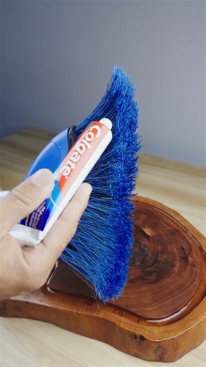 The secret to permanently cleaning away every housewife's worries! 🦷🧹 You won't believe how powerful the combination of toothpaste and a broom is at cleaning. It cleans thoroughly without the expense of buying expensive chemicals. #lifehack #tips #homehacks #cleaninghacks #cleaningvideo #creativeideas #cleanwithme #useful #didyouknow #smartsolutions #toothpastehacks | Rare Finds Corner