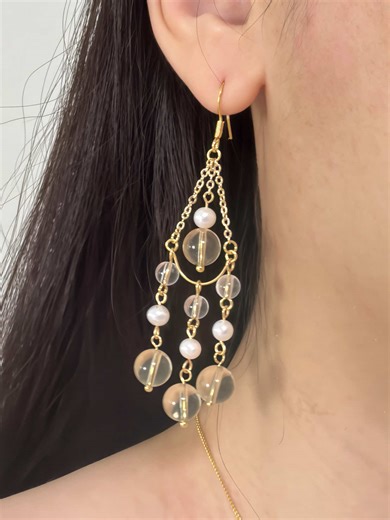 Handmade Citrine Pearl Tassels 🤍 Sunny Glow & Soft Grace Each pair handpicked and crafted—vibrant citrine, transparent clear quartz and dainty pearls, finished with delicate tassels for a fresh, lively yet refined look. ☀️ The warm citrine infuses your style with sunny energy, while clear quartz brightens the palette and pearls add a soft, feminine touch—no over-the-top shine, just subtle, lasting charm. ✨ Effortlessly pairs with knits, blouses, blazers and dresses, a go-to accessory for adding