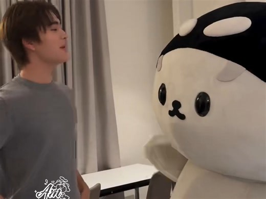 兄弟俩见面啦，从此以后困努可不能拽自己小叔叔的尾巴了哦