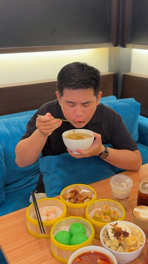 Kuliner Pontianak | Gus on Instagram: "Chatting Go …. Meluncurrrrr …. Tinggal duduk cantik dirumah, biar abang kurir yg antarkan Tetap bisa menikmati Dimsum premium seharga 10k dan harga2 spesial lain nya dari kopi - kopian mereka 👌🏻 Chatting itu terkenal dengan setiap sudut yg bisa banget di jadikan spot foto dan pastinya Instagramable 😍 Selain itu disini wifinya 450 mbps terkencang se Kalbar, dengan sejuta fasilitas Jangan lupa mampir, salam DOYAN 🙋🏻‍♂️ . . 📍Jln M Sohor no 888 (sebelah E