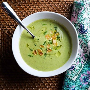 Creamy Broccoli and Almond Soup (Vegan)