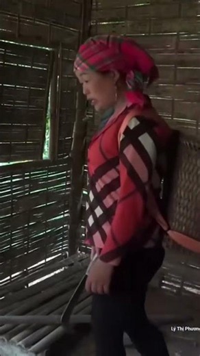 A young aunt cleans up a dilapidated house #shorts #cleaning
