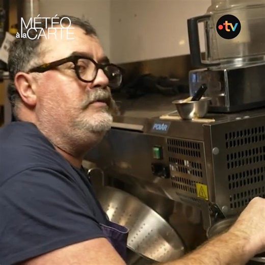 La recette de l’un des plats préférés des Français ! Dans son petit restaurant au cœur des Yvelines, Grégory prépare l’un des plats préférés des Français, la blanquette de veau. Le chef a confié toutes ses astuces à Marjorie Lequet pour réussir cette recette à la perfection. #Météoàlacarte #cuisine #alimentation | Météo à la carte
