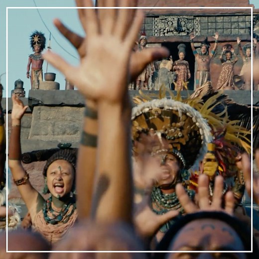 Niezbadana do tej pory dżungla. 🌿 To właśnie stamtąd pochodzi Łapa Jaguara, młody wojownik z plemienia zamieszkującego nieodkryte tereny. Zostaje pojmany i zmuszony do odbycia niebezpiecznej wyprawy do świata cywilizacji opartej na strachu i ucisku. Czy ma szansę odzyskać wolność? Oglądaj film Mela Gibsona „Apocalypto” w TVP VOD! 📺 👉 https://tiny.pl/dhcpt | TVP VOD