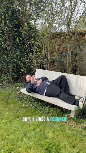 Quand le community manager est censé filmer la maison… mais préfère tester le confort du jardin 🤣💤 Pas d’inquiétude, la VRAIE vidéo du bien arrive demain à 16h30 ! 🏡 #kimmo #jumet #charleroi #agenceimmobilière | KIMMO - Agence immobilière