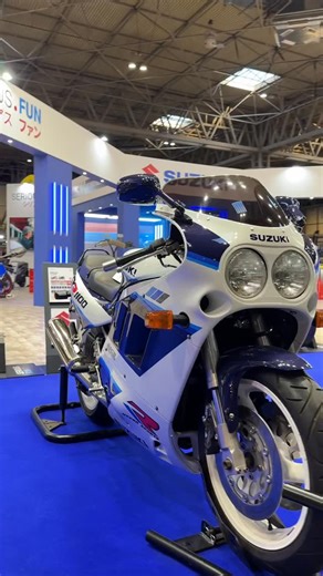 Chasing Tenths on Instagram: "Day 2 of 9 of showcasing all the Suzuki GSXR generation bikes chronologically, Day 2 is The Suzuki GSXR 1100 Slingshot from 1989-1990 #suzukigsxr #suzukiclassic #suzukiuk"