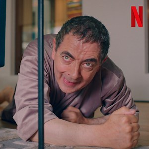 Donc d’après Rowan Atkinson, pour se débarrasser d’une abeille, il faut un piano ET un aspirateur ?! Ça nous semble un peu excessif quand même… La série Seul face à l’abeille, c’est déjà dispo ! | Netflix