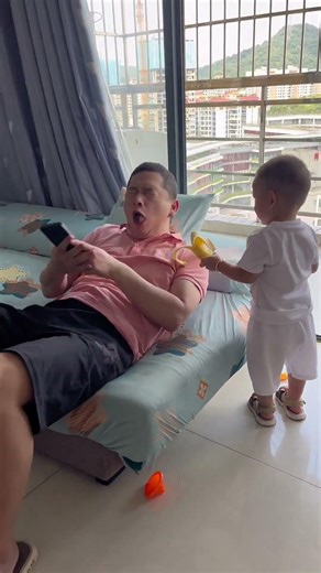 #创作灵感 不知道手机里有什么这么好看，连孩子都不带，芥末香蕉好吃吗，朱允承背锅一脸懵。#萌娃 #人类幼崽 #爸爸带娃 #爸爸带娃搞笑视频