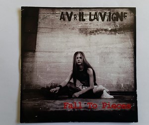 Avril Lavigne - Fall To Pieces
