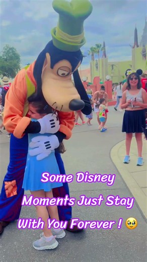 Goofy understood the assignment. 🥹#Disney #Goofy #DisneyMagic #DisneyMemories #YouTubeShorts