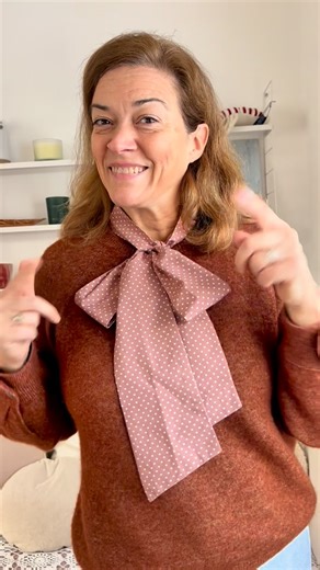 Les Tissus du Chien Vert on Instagram: "✨ Nouveau tuto couture ✨ Le plastron à col lavallière fait son entrée sur le blog 🪡 La solution idéale à glisser sous vos pulls ou gilets à col rond pour apporter une touche chic sans multiplier les épaisseurs. Un petit détail qui change tout ✨ Pour le coudre, la popeline de coton est parfaite : ici, nous avons choisi notre popeline By Léa, douce, facile à travailler et agréable à porter. 👉 Bonne nouvelle : Le patron est disponible gratuitement sur le bl