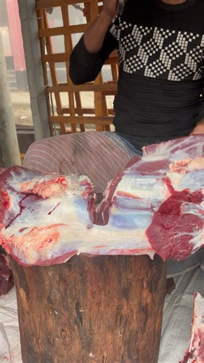 Delicious beef cutting and slicing exprience by butcher. #youtubeshorts #meatmarket #beefcuts
