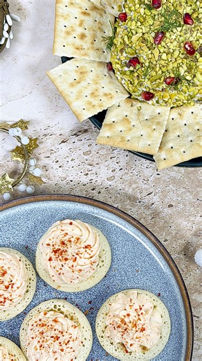 3 recettes parfaites pour l'apéro, avec du saumon fumé ! 😍🐟 Aujourd'hui 3 recettes en 1 avec du saumon fumé pour un apéro de fêtes, ou un apéro avec des restes de saumon fumé des fêtes ! 😋 Les recettes 👇 - Fromage frais au saumon fumé et à la pistache Les ingrédients : 250 g de ricotta 200 g de fromage frais 1/2 oignon rouge émincé 1 petit bol d'aneth 3 tranches de saumon fumé Le jus d'un demi citron jaune 4 cs de pistaches torréfiées 1 grenade Crackers Les étapes de préparation : Émincez fi