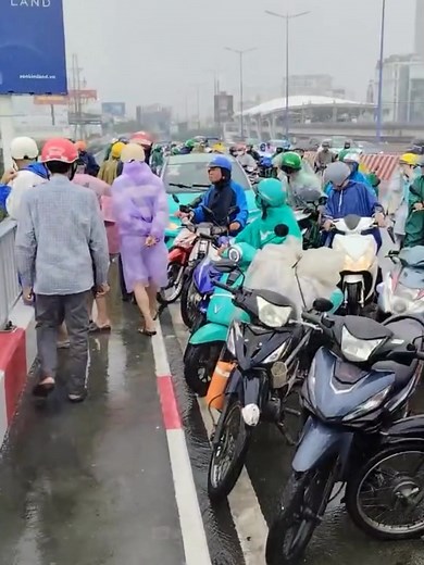 85K views · 323 reactions | ❌ Lại thêm 1 vụ nữa vừa xong ở Cầu Sài Gòn 沈 | Tôi Yêu Sài Gòn | Facebook