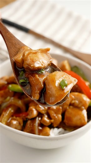 Easy chicken stir fry with black pepper sauce recipe. Ingredients for 4 servings Chicken breast or thigh - 350 grams Bell pepper 1 Onion 1 Garlic 2 cloves Cooking oil 2 tbsp For marinade Cornstarch - 2 tsp Sesame oil -1 tsp Shao Xing cooking wine - 2 tsp Regular soy sauce - 1 tbsp Black pepper - half tsp For Sauce Mix Light soy sauce 1 tbsp Oyster sauce 3 tbsp Cornstarch 1 tsp Shao Xing wine 1 tbsp Water 3 tbsp Sesame oil 2 tsp Black pepper 1 tsp or adjust to taste #blackpepper #stirfry #chicken