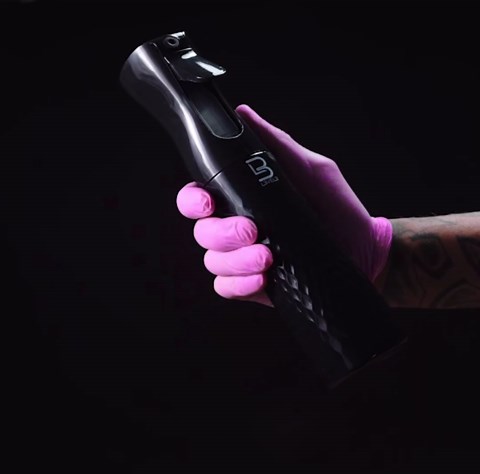 L3 Beveled Spray Bottle - Continuous Spray with a Fine Mist Pattern - Barber and Hair Stylist Supplies - Less Hand Fatigue Compared to Standard Bottles - Level Three Barber Spray - 300 ml (Black)