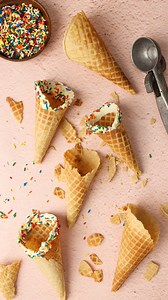 RECETA CUCURUCHOS CASEROS para tus helados 😋🍦 Sin azúcares añadidos y crujiennnnntes! ☀️ ⠀⠀⠀⠀⠀⠀⠀⠀⠀ Prepararte en casa unos cucuruchos sin azúcar añadido es entretenido pero fácil. Y era momento de hacer este recordatorio de receta para la llegada del calorcito 🫶🏼🍦 ⠀⠀⠀⠀⠀⠀⠀⠀⠀ INGREDIENTES (me salieron 14 unidades) Podéis hacer la mitad 💁🏼‍♀️ ⠀⠀⠀⠀⠀⠀⠀⠀⠀ 110 g. harina de avena 100 ml. claras de huevo 100 g. eritritol en polvo 75 g. mantequilla sin sal ⠀⠀⠀⠀⠀⠀⠀⠀⠀ 👉🏼Mezcla la mantequilla ligera