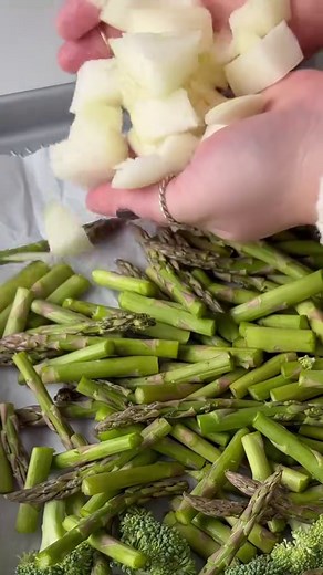 Potage aux brocolis et asperges grillés 🥦 ultra simple sur une plaque! Enregistre cette recette réconfortante pour ton prochain craving de soupe🫶✨ Voici ce que ça te prendra pour faire cette soupe brocoli et asperges ↓ Préparation: 10 minutes Temps cuisson: 25 minutes Portions: 2 bols ou 4 petites portions Ingrédients 2 bottes d’asperges 1 gros brocoli 1 oignon moyen 1 tête d’ail 2 cuillères à soupe d’huile d’olive 500ml de bouillon de légumes 125 ml de crème de soya ¼ cuillère à thé de sel ½