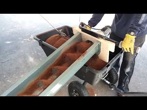 Screw conveyor for crawl space dig-out