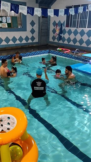 Instituto AQUA / Terapia, Esporte e Bem-Estar na Água on Instagram: "💦 NATAÇÃO BABY | MUITO MAIS DO QUE AULAS 💦 Você sabia que a natação baby é uma das atividades mais completas para o desenvolvimento do seu bebê? 👶💙 ✔️ Estimula o desenvolvimento motor ✔️ Fortalece o vínculo entre bebê e família ✔️ Auxilia na coordenação, equilíbrio e percepção corporal ✔️ Trabalha a segurança no meio aquático desde cedo ✔️ Promove confiança, autonomia e prazer em se movimentar Aqui, cada aula é pensada com