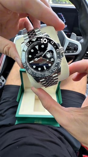 Niclock | Luxury Timepieces ⌚️ on Instagram: "GMT PROTAGONISTA 📈💀 👉🏼 Disponible entrega inmediata: 2025 GMT Bruce Wayne Jubilee | ref 126710GRNR | Complete Set Box and Papers ✅ Ponte en contacto conmigo para todos tus watch needs @niclock__"
