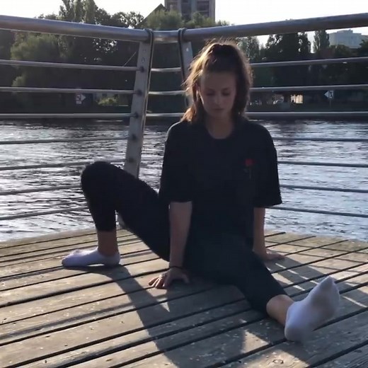 Easy peasy 5 minute hip mobility routine 🤙🏻 So Freunde, bevor ihr sinnlos weiterscrollt, könnt ihr euch jetzt mal kurz um eure steifen Hüften kümmern. Vielleicht wird’s noch effektiver, wenn ihr währenddessen Hips Don’t Lie hört, aber glaube nicht 🤠 . . . #hüftmobilität #mobilisation #hipmobility #hipmobilitywork #beweglich #squatguide #gelenkschmerzen #prävention #schmerzen #rotation #9090 #frc #kinstretch | Soffvieh