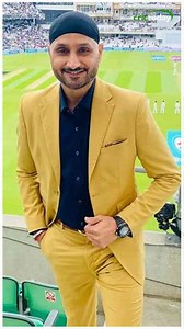 Harbhajan Singh caught red-handed shaking hands with a Pakistani player