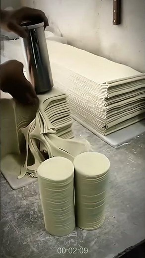 Simple tool for cutting dough into round shapes instantly- Good tools and machinery in daily work