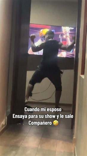 Mi mini bailarín sexy: esposo ensaya y le sale compañero