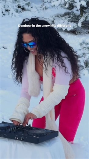 ROBIN ROXETTE on Instagram: "Bringing some heat in the cold. 🔥 New dembow mix on YouTube now. 🇩🇴 Link in bio. #dembowmix #djmix"