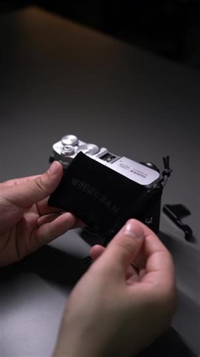 颜值与实用双在线｜富士X100VI金属指柄 宛如原厂自带 富士X100VI机身小巧是真的，但裸机持握真的太硌手了拍久了拇指酸到发麻，还总担心手滑摔机，直到挖到这个本命金属指柄，直接焊在机身上不想摘！颜值党先狂喜 完全长在富士的审美上6系铝合金材质，表面是阳极氧化喷砂工艺，摸起来细腻不刮手，没有一点廉价感黑、银两款配色，完美适配X100VI的机身，装上之后宛如原厂自带，一点不突兀，复古感直接