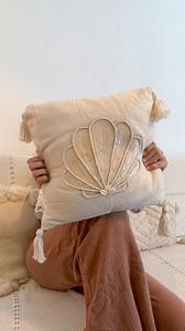 Thamiris Nunes | MACRAMÊ on Instagram: "Capa de almofada concha DIY!!✨ falei que ia começar com um quadro de DIY por aqui, trazendo ideias pra você incrementarem nos cenários que andam fazendo por aí E o primeiro DIY foi a capa de almofada, espero que gostem 癩 E pra assistir ao tutorial completo basta digitar V3 aqui nos comentários e depois olhar o seu direct, beijooo #diy #capadealmofada #macrame #arte #artesanato"