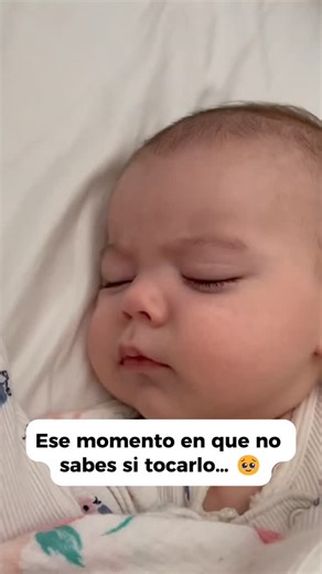 Baby Dormilón on Instagram: "😮‍💨 Esa respiración irregular. Esas caritas. Ese pequeño gesto que te hace pensar: “ya se va a despertar…” 😳 Respira 🧡 La mayoría de las veces no pasa nada. 🧠 Lo que estás viendo es sueño activo: Una fase normal donde el cerebro del bebé está procesando estímulos, emociones y sensaciones 👶✨ Por eso: • frunce el ceño • mueve la boquita • hace ruidos • parece incómodo 👉 No es incomodidad. Es desarrollo. ✨ Intervenir demasiado rápido a veces interrumpe un descans