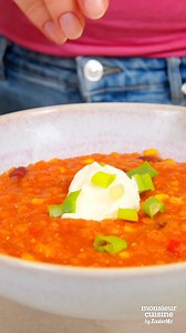 Chili sin Carne mit roten Linsen, super gesund, proteinreich, sättigend und in unter 20 Minuten mithilfe des Monsieur Cuisine auf dem Teller. 😍 Das Chili ist auch perfekt für Mealprep geeignet, da es bis zu 4 Tage im Kühlschrank haltbar und frisch bleibt. 🥳 Zutaten für 4 Portionen 🌶️ 2 Zwiebel, halbiert 2 Knoblauchzehen 3 EL Rapsöl 250 g rote Linsen 50 g Tomatenmark 2 rote Paprikaschote, in Stücken 800 g stückige Tomaten (Dose) 500 g Wasser 1 TL Gemüse-Gewürzpaste 255 g Kidneybohnen (Dose), a