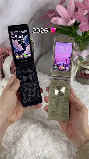 We’re bringing flip phones back in 2026🤭💖 #flipphone #y2k #2000s
