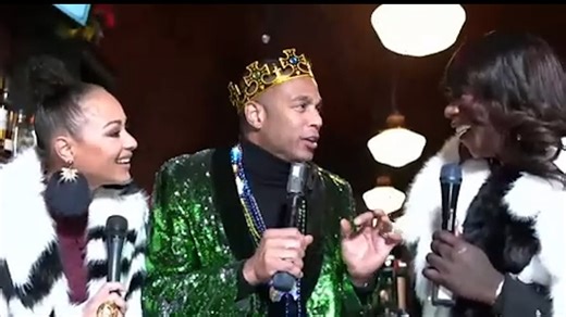 Don Lemon accidentally holds microphone upside down on livestream