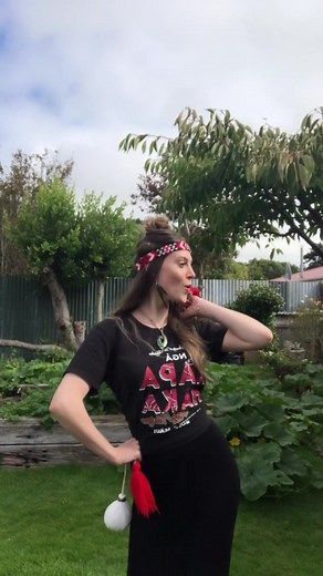 Maori Poi Dance: Traditional Woman's Performance