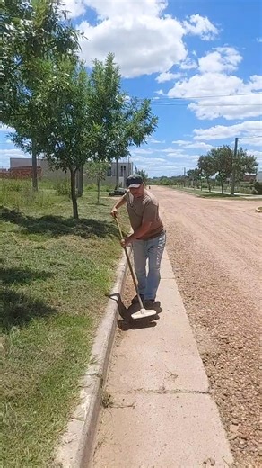 Chajari #abandono #Descontrol #malezas 𝗣𝗘𝗥𝗜𝗢𝗗𝗜𝗦𝗠𝗢 𝗩𝗘𝗥𝗗𝗔𝗗: 𝗟𝗨𝗘𝗚𝗢 𝗗𝗘 𝗣𝗨𝗕𝗟𝗜𝗖𝗔𝗥 𝗘𝗟 𝗔𝗕𝗔𝗡𝗗𝗢𝗡𝗢 𝗠𝗨𝗡𝗜𝗖𝗜𝗣𝗔𝗟, 𝗦𝗘 𝗠𝗢𝗩𝗜𝗟𝗜𝗭𝗔𝗥𝗢𝗡 𝗔 𝗖𝗢𝗥𝗧𝗔𝗥 𝗟𝗔 𝗠𝗔𝗟𝗘𝗭𝗔 𝗘𝗡 𝗟𝗔 𝗩𝗜́𝗔 𝗣𝗨́𝗕𝗟𝗜𝗖𝗔. Los Consejos Barriales están de adorno para los políticos el Gobierno de la Ciudad, y obliga a hacer esfuerzos a vecinos comprometidos que entregan su tiempo y buen nombre en pos de la comunidad, hasta vendiendo pollos para comprar luminarias , cuando el