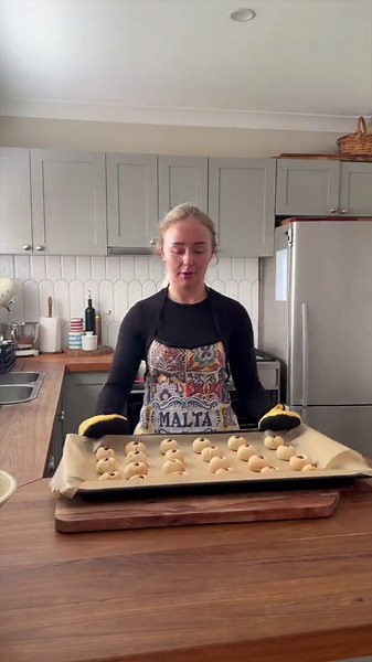 These come together in less than 20 mins 🥰 Almond biscuits recipe 🤍 3 cups almond flour 1 cup caster sugar 2 eggs 4tsp almond extract Whole or halved almonds Icing sugar (for dusting) Preheat oven to 180°. Combine sugar, eggs and almond extract. Add almond flour. Using a tablespoon form dough balls and place on baking sheet. Press an almond into the top of each ball. Bake for around 15 mins or until golden, dust with icing sugar and enjoy 🤍 #almondbiscuits #baking #recipe #fyp