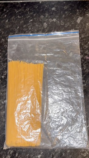 Here’s how I used a hot knife to divide a ziplock bag into two perfectly sealed compartments. #lifesimplified #smartliving #diy #momhacks #lifehack #smartstorage #budgetfriendly | Yemisi Vivian Salami