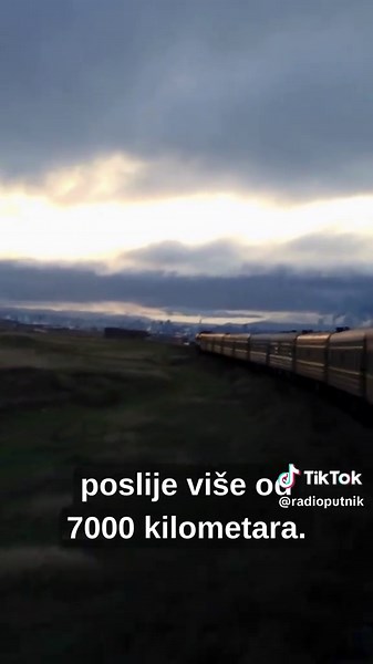 Dobro jutro… Ulan Bator. Grad koji se budi između stepe i neba. Dok ulazimo u jutarnje svjetlo, poslije više od 7000 km. Ovdje zore imaju svoj ritam — spor, blag, stariji od gradova. A ja, samo putnik, gledam kako se Mongolija pretvara u jutro. Ovo je Radio Putnik — dolazimo u srce stepe. Kliknite za praćenje ako volite priče s kraja svijeta. #mongolija #putovanja #putopis #dnevnikputovanja #ulanbator